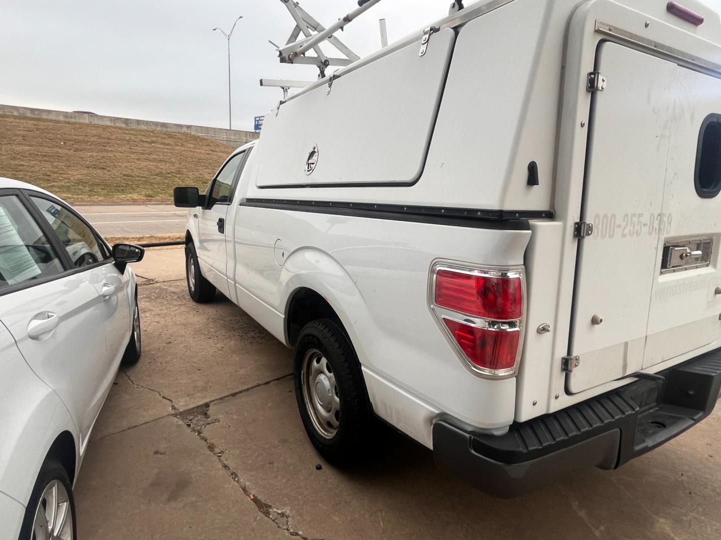 2010 WHITE FORD F-150 STX; XL; XLT STX 6.5-ft. Bed 2WD (1FTMF1CW7AK) with an 4.6L V8 SOHC 24V engine, 4-Speed Automatic transmission, located at 8101 E. Skelly Dr., Tulsa, OK, 74129, (918) 592-3593, 36.121891, -95.888802 - Photo#4